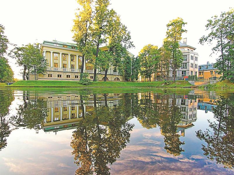 В этом доме Геннадий Петров чувствовал себя как за Каменным островом