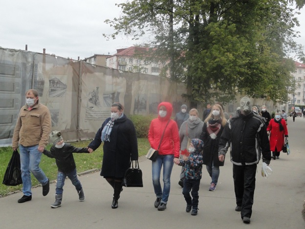 В самые "вонючие" дни людям приходится выходить на улицы в респираторах. Или даже в противогазах