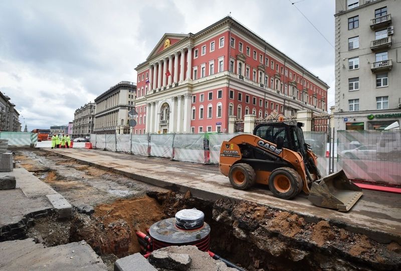 Ремонт в Москве идет бесконечно. Копают постоянно. Народ шутит, что Сергей Собянин все еще ищет клад, который закопал у мэрии Юрий Лужков