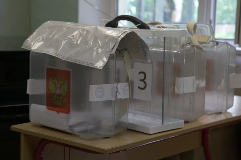 Урны для надомного голосования. На одной из них надорвана печать