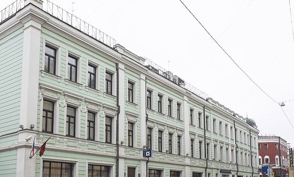 В двух шагах от здания виднеется "краснокирпичный" театр Маяковского